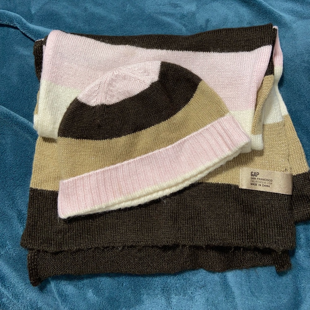 GAP matching winter hat and scarf